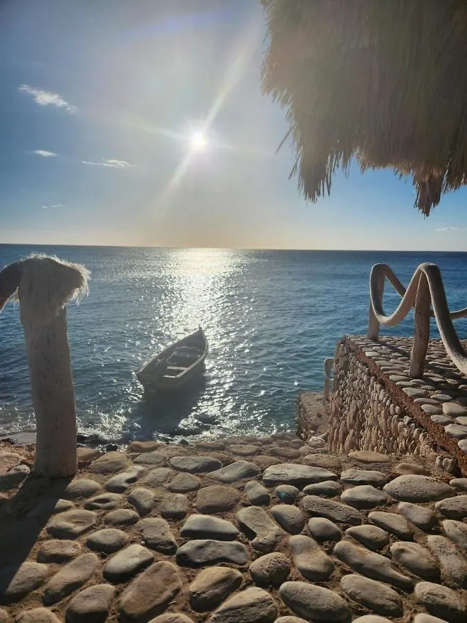 Beachfront Apartment, Quiet 4 Beds, 1 Bath, Ac, Wi-Fi, Hot Water, In Paraiso Near Los Patos Paraíso